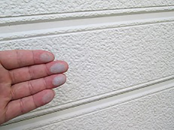 自分の手で壁を触ってみて手に白い粉が付く（チョーキング現象）。